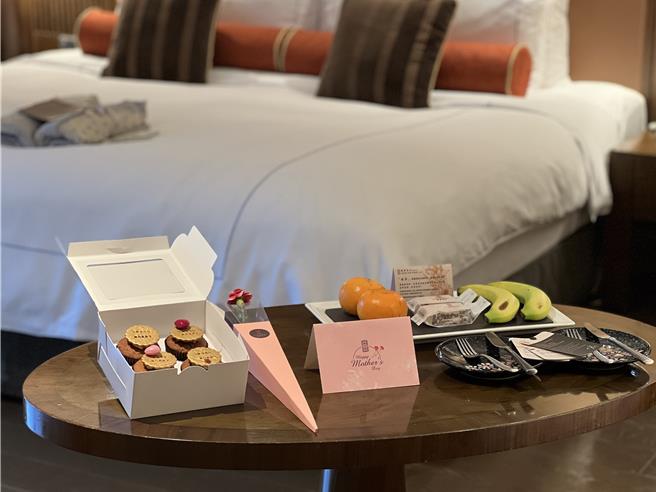 民眾于5月11至12日母亲节入住，加赠限定的「盐之花黑糖桂圆蛋糕」礼盒、温馨祝福小卡及精致康乃馨花束。(北投丽禧温泉酒店提供)