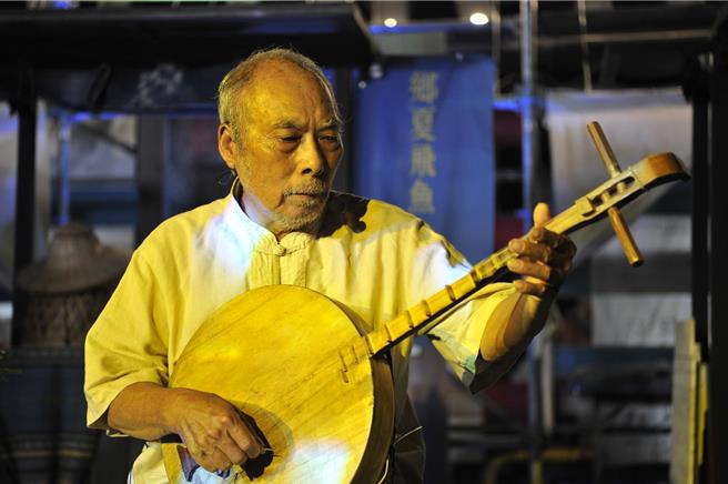 72歲的吳登榮演唱及彈唱能力極佳，還擁有自製月琴、撥弦器的手藝。（屏縣府提供／羅琦文屏東傳真）