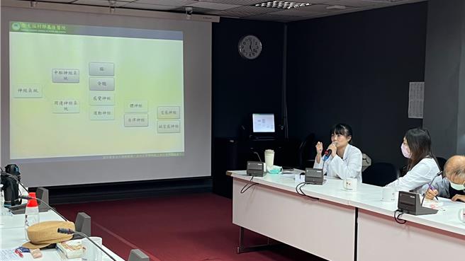 民眾常不舒服却又检查不出病因，卫生福利部基隆医院精神科临床心理师林侑儒（左一）表示，此种情形可能就是自律神经失调，需找出引发失调的原因及调适压力的方法，改善不适症状。（卫福部基隆医院提供／徐佑升基隆传真）