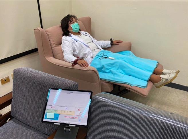 民眾常不舒服却又检查不出病因，此种情形可能就是自律神经失调，可透过「心律变异率（HRV）」穿戴式装置，分析自律神经各种指数，检测自律神经是否失调。（卫福部基隆医院提供／徐佑升基隆传真）