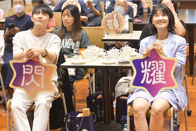 林輝瑝（左）、朱芷瑩南下高雄宣傳《你準備萌芽了嗎？》。（大愛電視台提供）