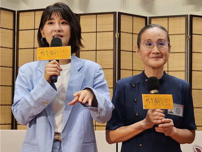 朱芷瑩與角色原型人物麗華老師。（大愛電視台提供）