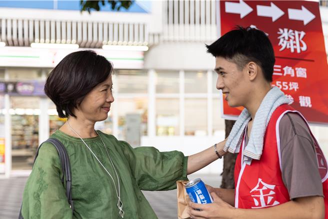 柯淑勤劇中飾演溫暖志工融化孩子的心。（大愛電視台提供）