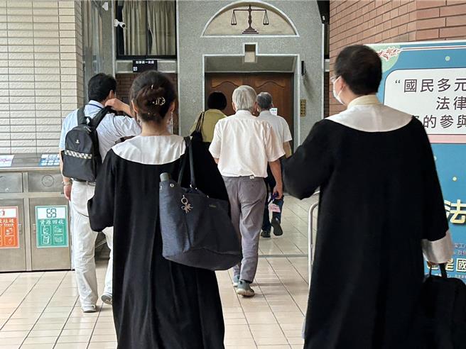 去年9月明扬屏东厂发生大爆炸，酿成10死百余轻重伤，检方依过失致死、过失重伤等5罪起诉前董事长刘安晧等6名干部，屏东地院24日开首次准备程序庭。（谢佳潾摄）