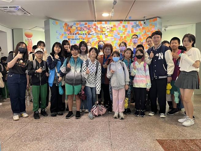 台中市清水區東山國小推動數位學伴計畫，小學伴24日北上總統府與台灣師範大學大學伴們相見歡，感謝指導與溫馨陪伴。（讀者提供／張妍溱台中傳真）