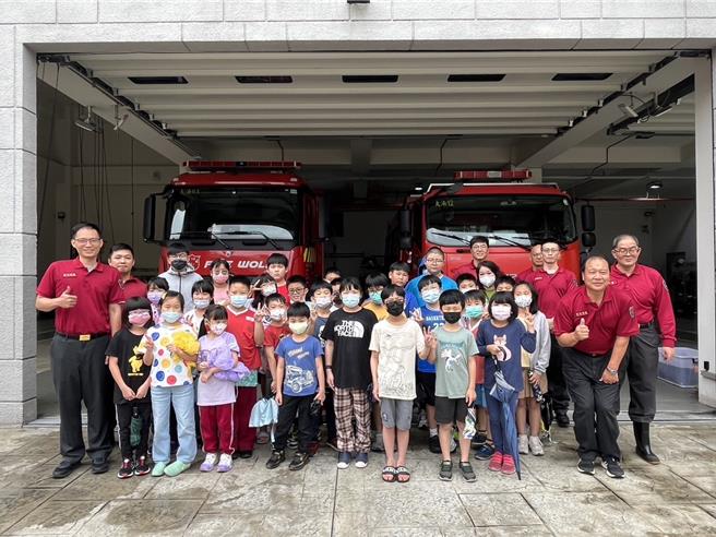 桃园市大湳消防队与宏恩安亲班特别携手为孩子们带来一场别开生面的消防体验活动。（大湳消防分队提供）