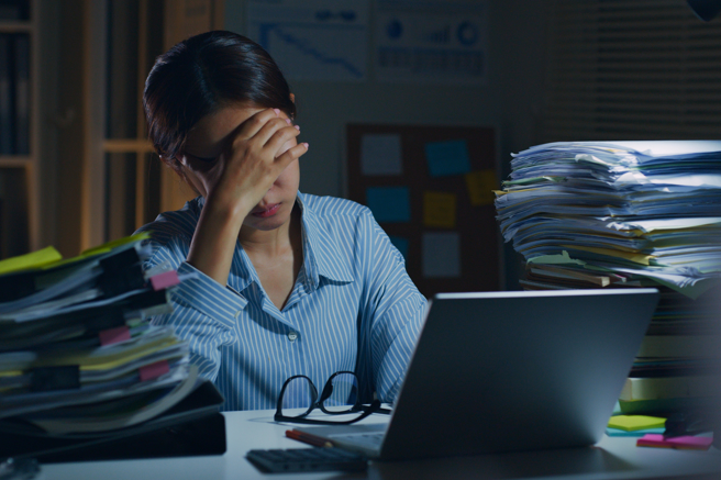 许多公司面对业务量过大时，可能会要求员工加班。（示意图：shutterstock／达志）