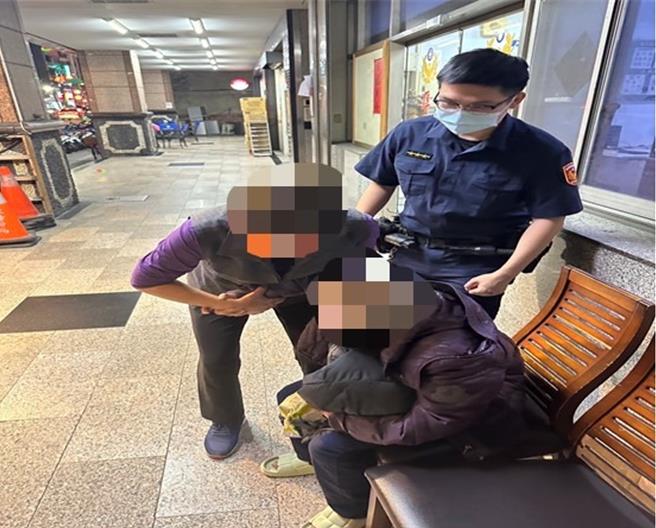 厚德派出所员警协助高龄90岁阿嬷安全返家。（三重警分局提供）