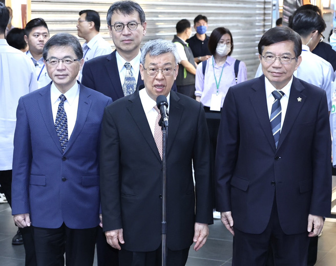 圖為行政院院長陳建仁（中）、行政院秘書長李孟諺（左）、交通部長王國材（右），24日一同出席「TPASS慶週年 乘車金大放送」活動記者會。（陳俊吉攝）