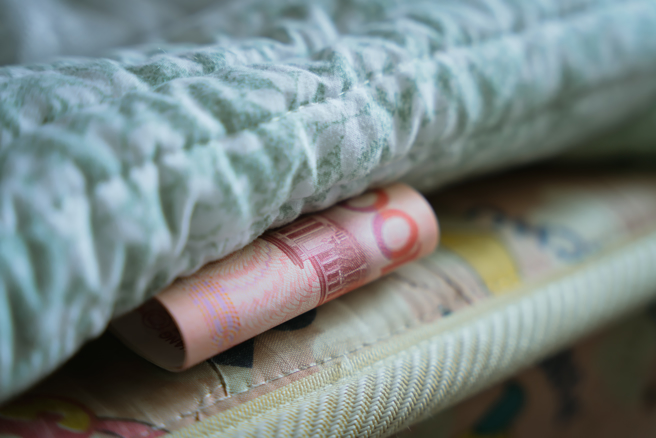 花莲「钢管红茶」老板在家里放了不少现金，引起网友讨论。（示意图：shutterstock／达志）