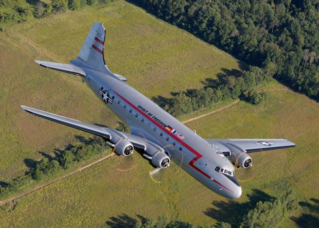 C-54/DC-4运输机/客机，已属于歷史飞机。(图/美国空军)