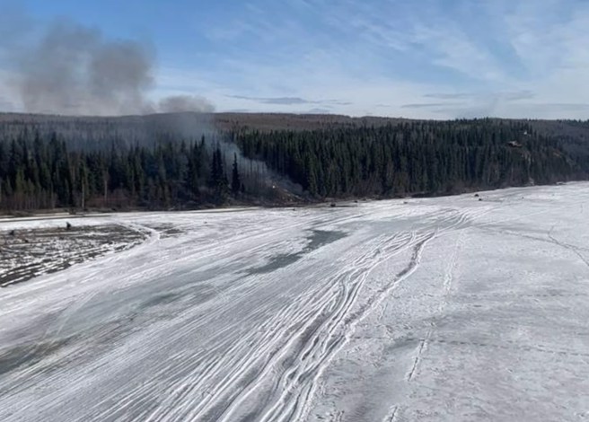 一架C-54坠毁在塔纳纳河边。(图/阿拉斯加州政府)