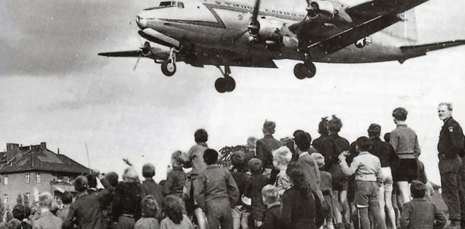 柏林空运期间，C-54担任主要的运补西柏林任务，因为它的运量比同时期的C-46、C-47更多。 (图/美国国会图书馆)