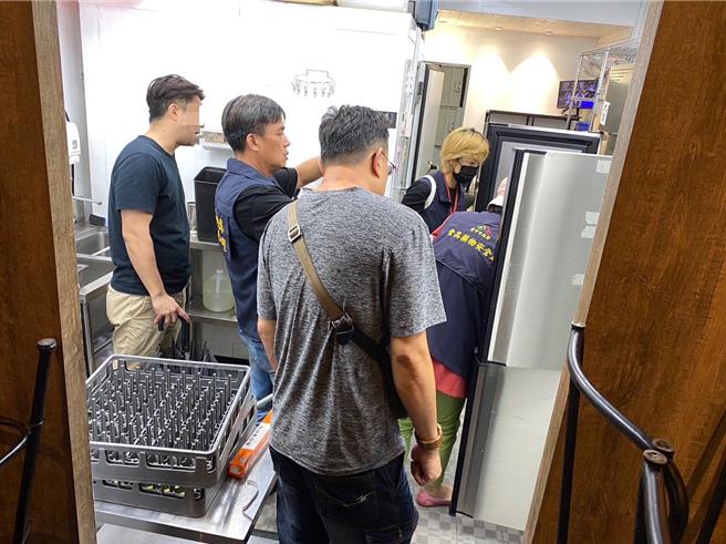 食安问题延烧！继中市和牛EMPEROR」烧肉店，1家位于勤美商圈的顶级A5「御帝和牛」烧肉店遭检举，检方24日指挥警方、会同台中市卫生局两店家搜索，并带回相关人士侦讯调查，图为搜索照片。（民眾提供／陈淑芬台中传真）