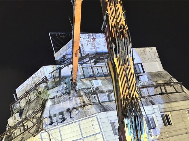 花莲市富凯大饭店昨因密集地震倾斜倒塌，工程单位今天傍晚完成8米填土工作，稳定建物基础，全国最长长达42米的大割机「鲁夫号」晚间8时45分正式开拆，力拚2周拆完。（罗亦晽摄）