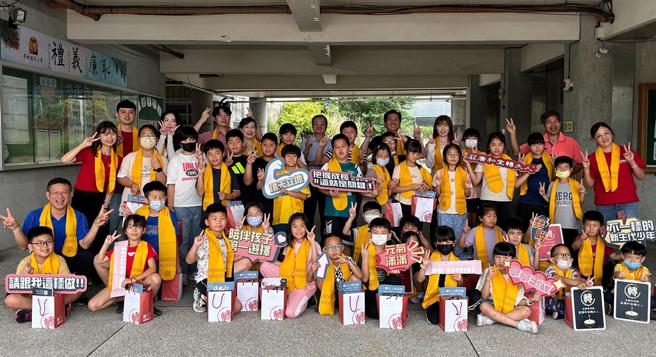 「莊廣和堂」首次攜手南投平林國小舉辦「轉大人文化教育推廣」，提供轉大人物品禮包給全校生。圖/謝易晏