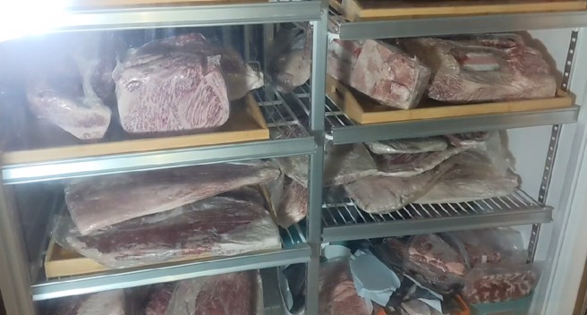 食安问题延烧！继中市和牛EMPEROR」烧肉店，1家位于勤美商圈的顶级A5「御帝和牛」烧肉店遭检举，检方24日指挥警方、会同台中市卫生局两店家搜索，并带回相关人士侦讯调查。（民眾提供／陈淑芬台中传真）