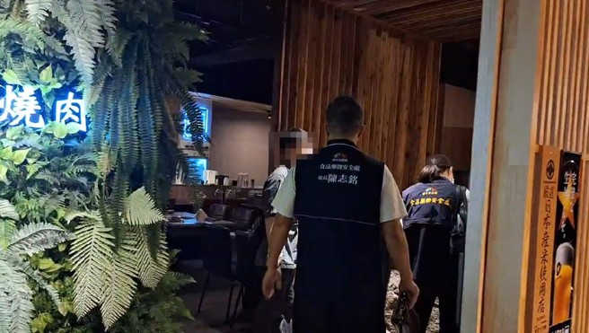 食安问题延烧！继中市和牛EMPEROR」烧肉店，1家位于勤美商圈的顶级A5「御帝和牛」烧肉店遭检举，检方24日指挥警方、会同台中市卫生局两店家搜索，并带回相关人士侦讯调查，图为搜索照片。（民眾提供／陈淑芬台中传真）