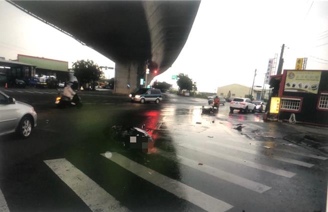 屏东县万丹乡24日下午发生酒驾追撞死亡车祸，骑机车停等红灯的7旬妇无辜受波及，送医后不治，酒驾杨男酒测值达0.67，讯后将依公共危险罪嫌送办。（警方提供／谢佳潾屏东传真）