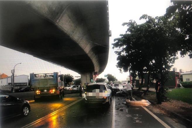 屏东县万丹乡24日下午发生酒驾追撞死亡车祸，骑机车停等红灯的7旬妇无辜受波及，送医后不治，酒驾杨男酒测值达0.67，讯后将依公共危险罪嫌送办。（警方提供／谢佳潾屏东传真）