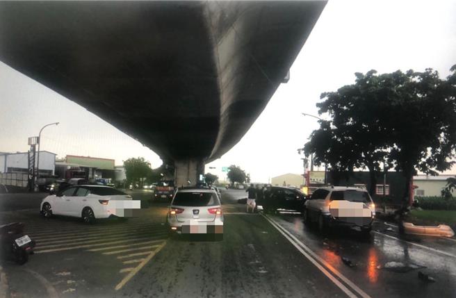 屏东县万丹乡24日下午发生酒驾追撞死亡车祸，骑机车停等红灯的7旬妇无辜受波及，送医后不治，酒驾杨男酒测值达0.67，讯后将依公共危险罪嫌送办。（警方提供／谢佳潾屏东传真）