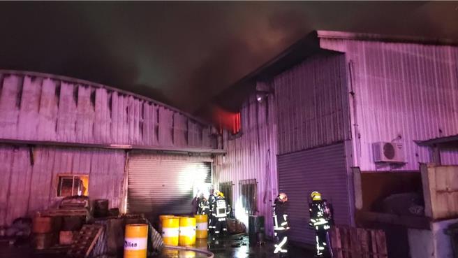 台中市大雅区1间铁皮工厂仓库24日晚间惊传火警，台中市消防局获报后派人车前往，布水线灌救火势，所幸现场无人受困伤亡。（台中市消防局提供／张妍溱台中传真）