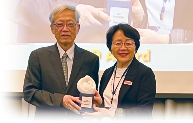 帆宣董事长高新明（右）获ERSO Award奖，昨（23）日出席接受潘文渊文教基金会董事长史钦泰颁奖（左）。图／帆宣提供