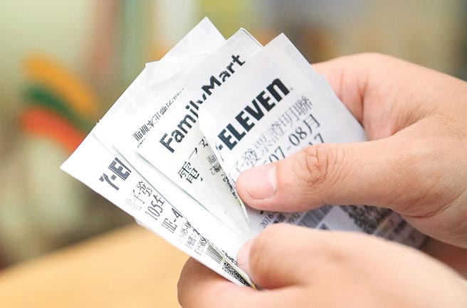 目前国税局核定营业人使用统一发票标准，为平均每月销售额达新臺币20万元。图／本报资料照片