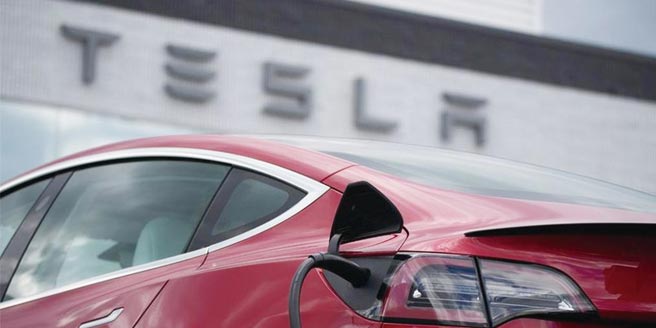 华尔街预期特斯拉上季营收可能出现四年来首次萎缩。图／美联社