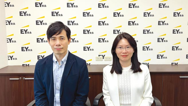 安永聯合會計師事務所稅務服務部執業會計師楊建華（左）與蔡雅萍（右）在線上為聽眾解答報稅事宜。圖／安永提供