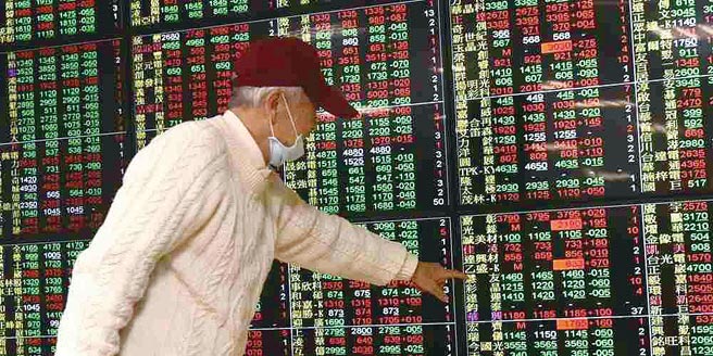 市場追價動能不足，台股成交量能萎縮至3,510億元，創近三個月低，資金轉向資產營建、生技、金融三大防禦類股。圖／本報資料照片