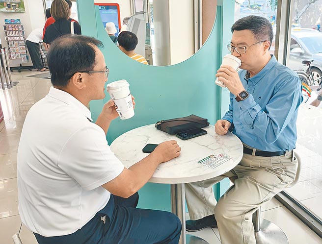 准行政院长卓荣泰（右）21日与前总统陈水扁办公室主任林德训（左）在立法院附近超商被记者意外捕捉到两人喝咖啡的情形。（本报资料照片）