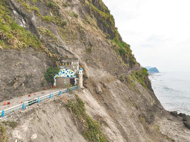 22至23日两日余震频率飙高，地震深度也愈来愈浅。学者直言「很奇怪」，图为接连强震造成花莲县丰滨乡知名景点「亲不知子海上古道」边坡大规模崩塌，大量土石淹没步道入口。（花莲县丰滨乡公所提供／罗亦晽花莲传真）