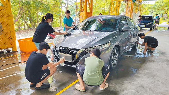 宜蘭縣岳明國中小鼓勵學生勇敢踏出舒適圈，讓國中部七年級生前往尼泊爾擔任志工，學生藉由洗車自籌百萬元旅費。（宜蘭縣岳明國中小提供／吳佩蓉宜蘭傳真）