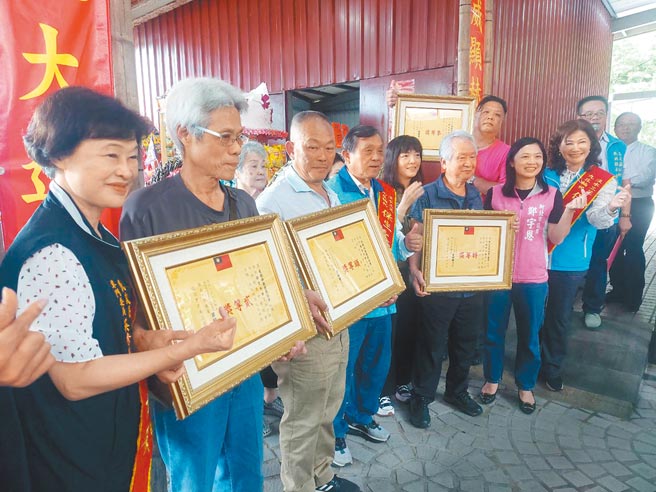 「九庄轮祀保生大帝庆典」23日登场，三芝区公所首办创意神猪竞赛，淡水三芝九庄轮祀保生大帝文化协会理事长蔡锦贤（左四）、三芝区长赖小萍（前排右一）、新北市议员郑宇恩（前排右二）等和得奖代表合影。（张铠乙摄）