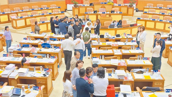 新北市议会23日开议爆发严重衝突，针对国民党议员陈明义抢走籤筒，议长蒋根煌爆气衝下主席台要与对方理论。（吕健豪摄）
