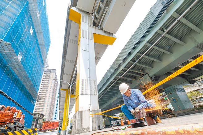 新北捷運環狀線因0403花蓮大地震受損停駛，正連日趕工修復中，卻傳出新北市捷運局工程管理科周姓科長22日突然在家中倒地昏迷，送醫不治的噩耗。（本報資料照片）