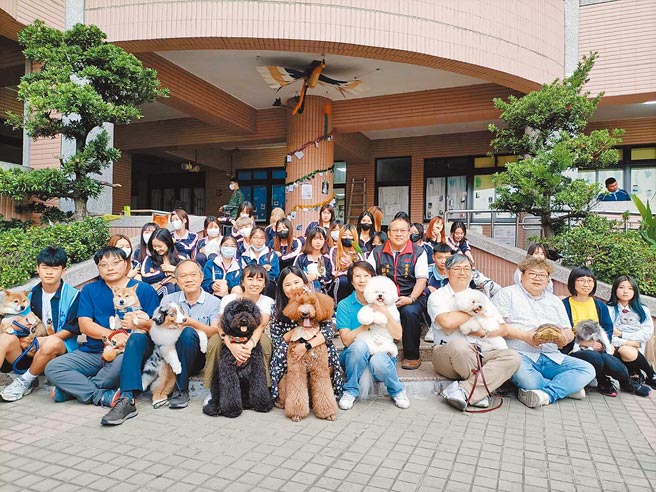 大甲致用高中為讓學生體驗生命教育，23日舉行寵物日活動，孩子們帶著寵物一起上學。（陳淑娥攝）