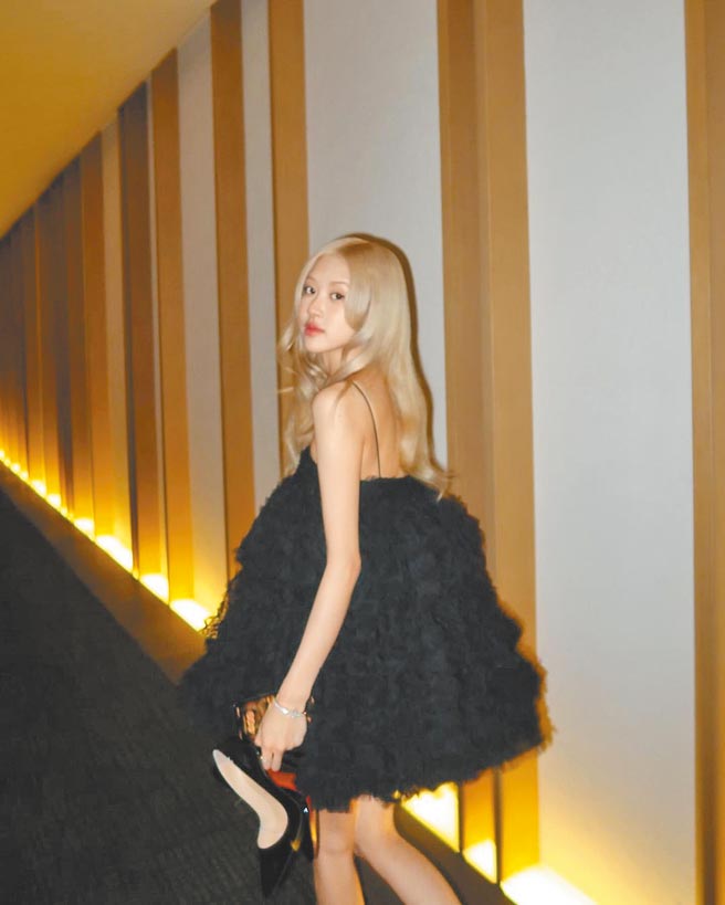 Rose出席雪花秀首爾快閃店的造型，為大陸設計師品牌SHUSHU／TONG 2023秋冬系列的作品。（摘自Rose IG）