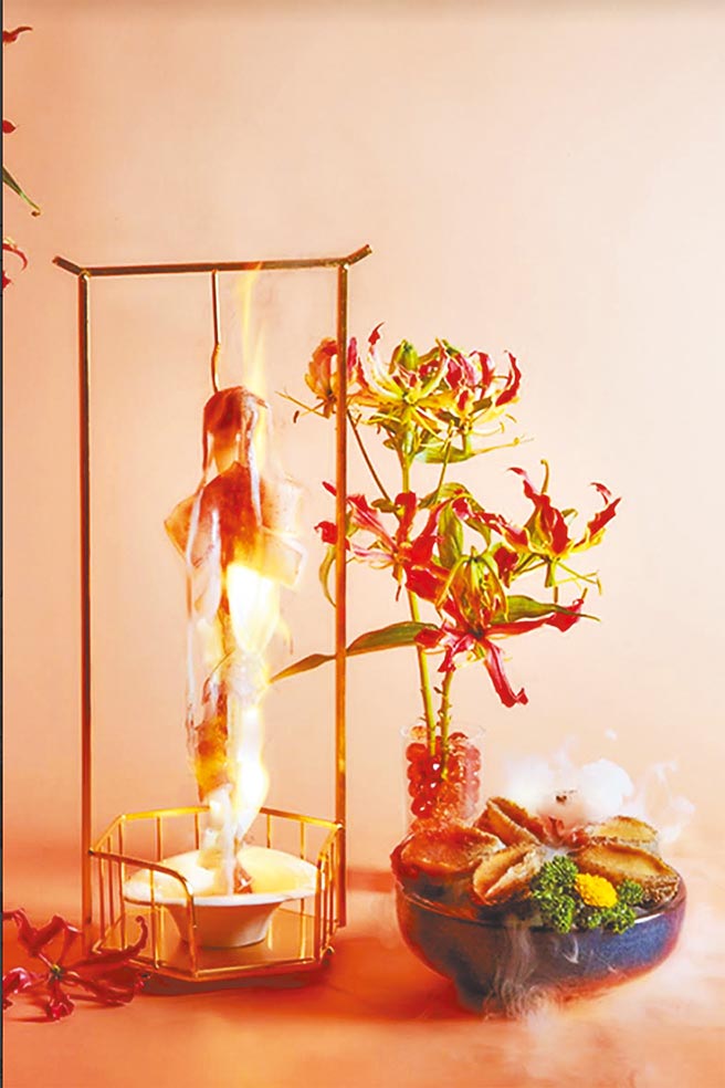 「這一鍋皇室秘藏鍋物」25日起運用當季食材推全新春夏新菜，包括以8種時令海鮮組成的「珍寶海鮮盛宴」，更獨家推「80公分鑽切火焰大透抽」（見圖），透過伏特加炙燒讓透抽更脆彈鮮甜。（這一鍋餐飲集團提供）飲酒過量有礙健康