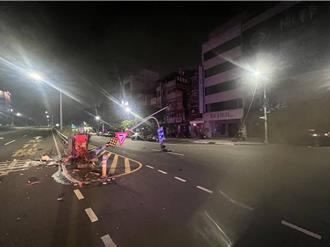 妳累了嗎？高雄女駕車「度咕」猛撞橋墩     車體四散號誌桿也倒