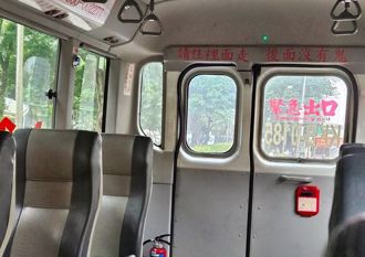 搭公車「一堆人愛擠門口」他見1標語笑歪