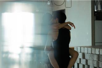 孫盛希緋聞男友激吻1分鐘畫面流出 半祼交纏照全曝光