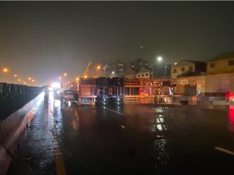 女駕駛鬼切下匝道　害聯結車橫躺國道！大灣交流道「塞爆2小時」