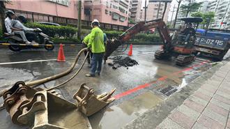 愈挖愈大洞？基隆安樂區2000戶停水 自來水公司漏夜搶修