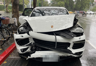 保時捷衝撞前車輸了！ 引擎蓋翻起車頭凹陷