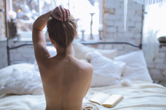 開房間訂房留到「女友手機」 他遭捉姦僅穿紅內褲被爆打