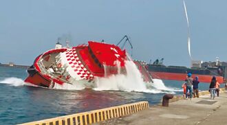 宜蘭 龍德打造不倒翁船 360度轉圈後扶正