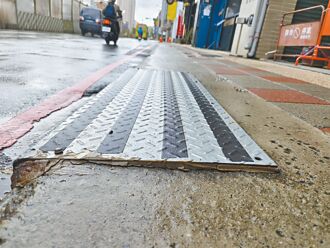 人行道摔倒频传 桃市府紧急修復