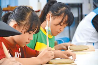 兰屿小学资源缺 医师资助陶艺课